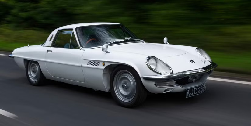 Mazda-Cosmo-110S-On-The-Move